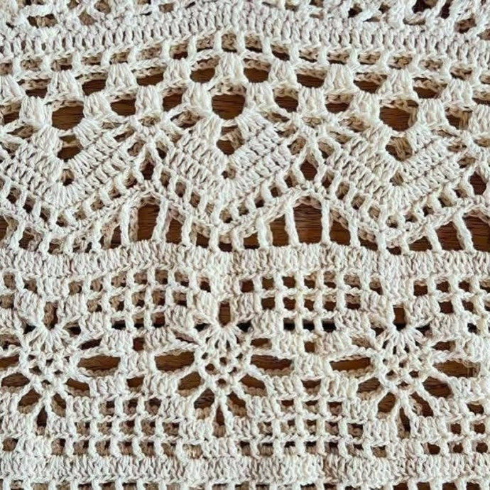 Бежевый летний топ крючком &mdash; нежность в простоте