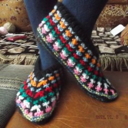 Вяжем пестрые тапочки для яркого настроения