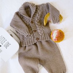 Комплект спицами: детские жакет и штанишки