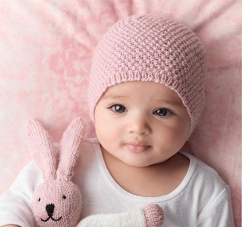 Красивая и нежная шапочка для малыша