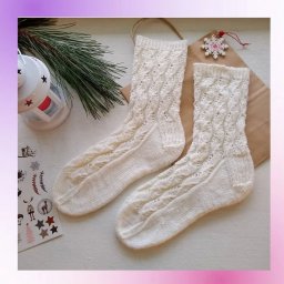 Носки молочного цвета, вяжем спицами