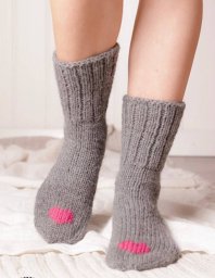 Носки с симпатичным сердечком спицами