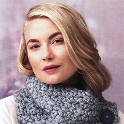 Широкий шарф с объемными звездочками