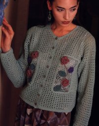 Жакет крючком со вставными цветочными панелями