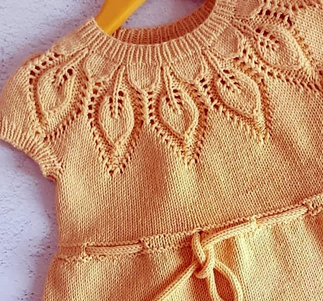 Детское платье спицами