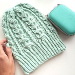 Шапочка спицами с простыми жгутами