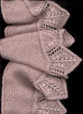 Узкая шаль-шарф модной формы с ажурной каймой