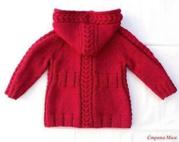 Красный жакет на пуговицах, связанный спицами: акцент, который делает весь образ