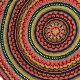 Яркий коврик для дома