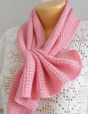 Нежный розовый шарф тунисским вязанием