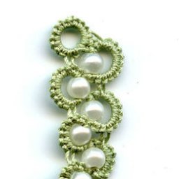 Стильный вязаный браслетик