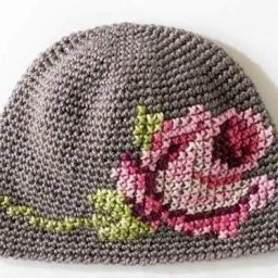 Простая шапочка с украшением в виде вышивки