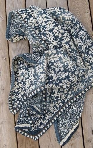 Шаль двухсторонним жаккардовым узором Шаль двухсторонним жаккардовым узором