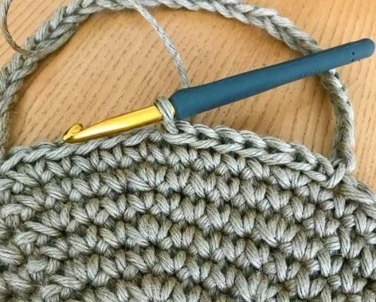 Круглая сумочка из трикотажной пряжи: современный акцент, созданный руками