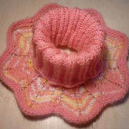 ​Разноцветная манишка для девочки спицами