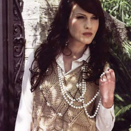 ​Бежевая безрукавка спицами с крупным узором