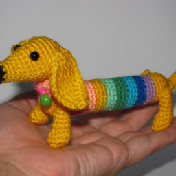 ​Оригинальные вязаные малышки-таксы.