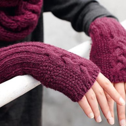 Митенки спицами с узором «Коса»