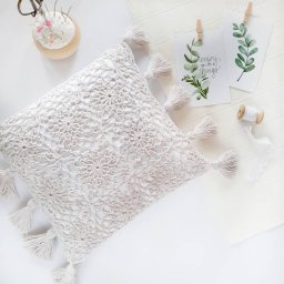 Чехол для подушки, в основе мотив крючком