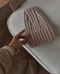 Симпатичная демисезонная шапка