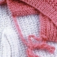 Простая и удобная детская шапочка спицами