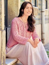 Розовый пуловер с сочетанием узоров и круглой кокеткой