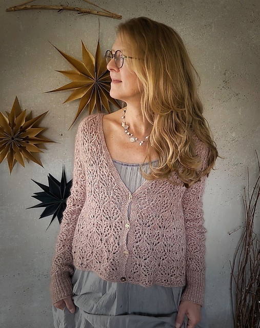 Ажурная кофточка спицами Dried Roses от Elenor Mortensen Ажурная кофточка спицами Dried Roses от Elenor Mortensen