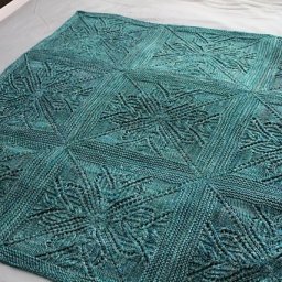 Плед спицами из мотивов: необычная модель