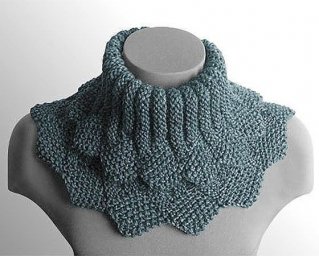 Манишка с интересным зубчатым краем