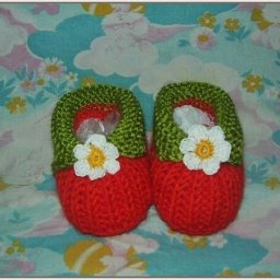 Вяжем милые пинетки с ягодным настроением