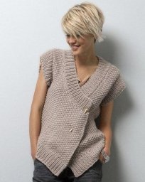 ​Серый женский жилет «На спице» — это лаконичная элегантность в каждой петле