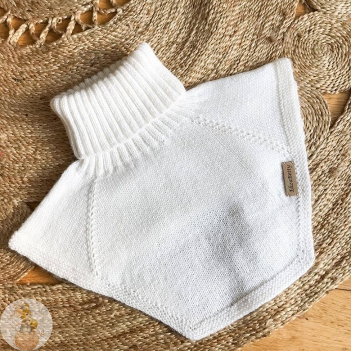 ​Белая манишка, связанная спицами