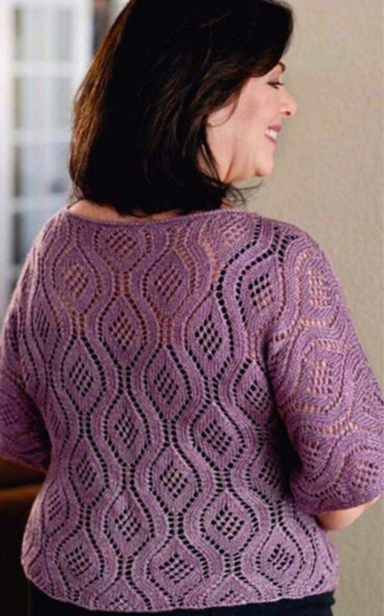 Короткий пуловер с вертикальным ажурным узором (большие размеры)