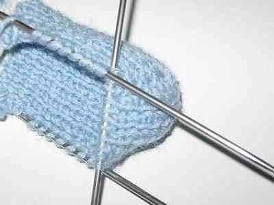 Носки, связанные оригинальным узором &laquo;Эстонская спираль&raquo;