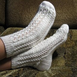 Любите вязать спицами? Тогда ловите подборку ажурных носочков!