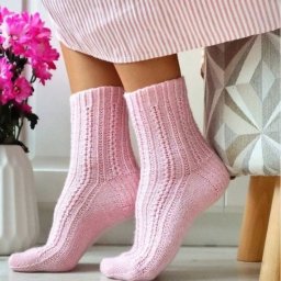 Нежные носочки спицами