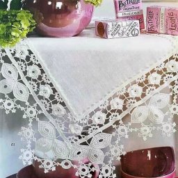 Салфетка, украшенная ирландским кружевом