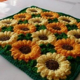 Яркий мотив в виде подсолнуха крючком