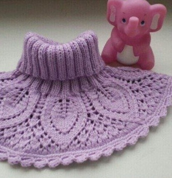 Детская манишка спицами с резинкой и ажурными листьями