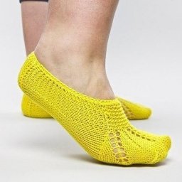 Очаровательные тапочки-следочки, вяжем спицами с радостью!