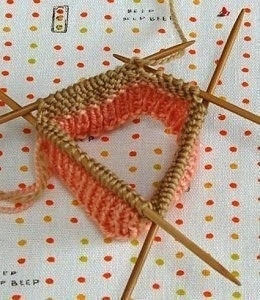 Носочки с помпонами, вяжем спицами Носочки с помпонами, вяжем спицами