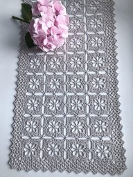 Салфетка из мотивов, обвязанная красивой каймой