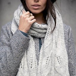 Теплый шарф с узором "Листья"