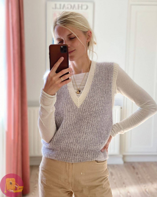 Жилет с V-образным вырезом — идеальная база для стильных осенних и весенних образов