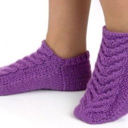 Следки красивым узором, вяжем на двух спицах