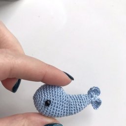 Вязаная брошь "Китёнок! - милый аксессуар