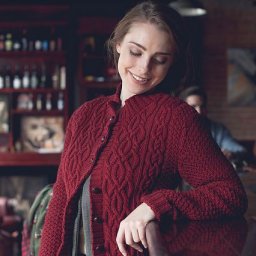 Вязаный жакет спицами на пуговицах с аранами