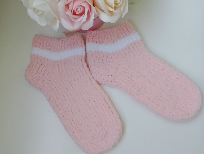 Розовые носки спицами