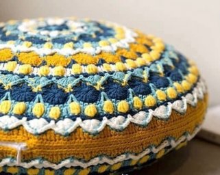 Интерьерная подушка, связанная крючком