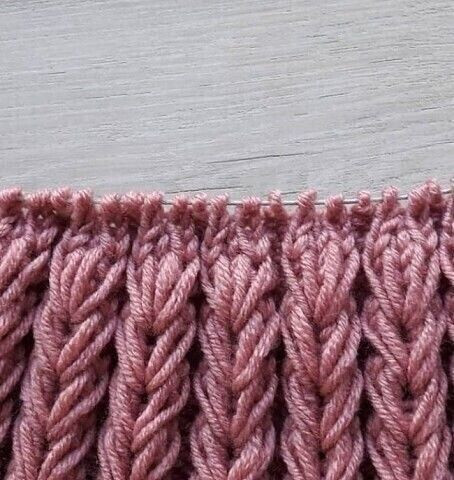 Вяжем шапочку объемным узором